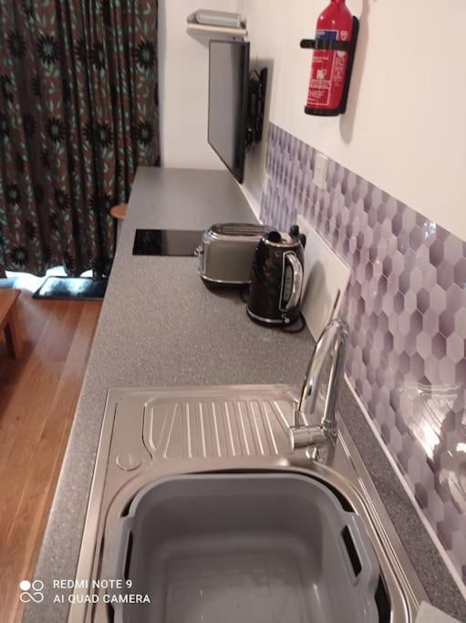 Avalon Studio. Comfy Well Equipped Cosy Studio. Авимор Екстериор снимка